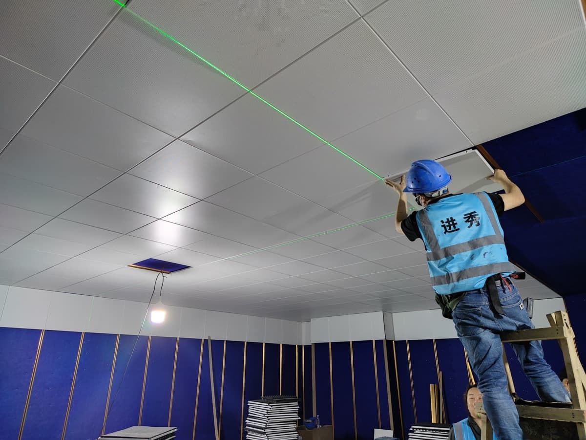 Suelos flotantes y aislamiento de vibraciones: por qué una sala de ensayos silenciosa necesita más que paredes gruesas